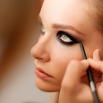Beauty estate 2026: glow, labbra laccate e smoky eye